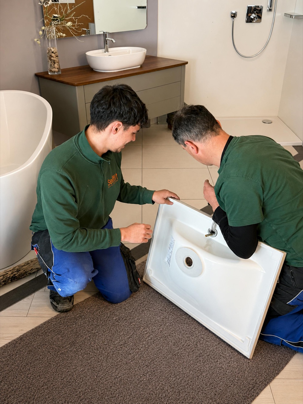 Zwei Monteure montieren ein Waschbecken